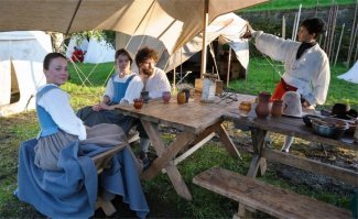 Получается прошлым летом в Москве под видом фестиваля "Времена и эпохи" наверно для потехи узбеков, китайцев и прочих азиатов экспонировали европейские народы в примитивном виде.:) Никого в зоопарки силой не загоняли и не удерживали, "экспонаты" всегда могли уйти. Работники таких "зоопарках" жили сытнее и беззаботнее чем сородичи на родине. Со временем стало неэтичным выставлять на показ какие либо человеческие отличия будь то этнические особенности, отклонения или уродства. Помню еще в советском детстве выступления лилипутов в цирке, сейчас такие шоу не приветствуются.