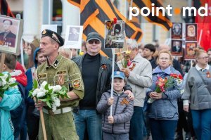 Мой дед Добровольский Борис Никифорович (1900 - 1986), на первой фотографии снят 2-го мая 1945 года в Австрийских Альпах, где закончил войну командиром расчёта крупнокалиберного пулемёта. За три дня до этого совершил подвиг, за который был представлен к ордену Красной Звезды, но дали медаль "За отвагу". Мы с сыном несли его фотографию на параде Бессмертного полка в Кишинёве 9-го мая 2019 года.