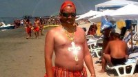Любопытно, он снимает "грузило" перед плаванием или это специально, что бы не всплывать при нырянии? )))))