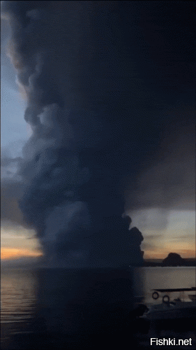 Редкое явление: вулканические молнии над вулканом Тааль на Филиппинах