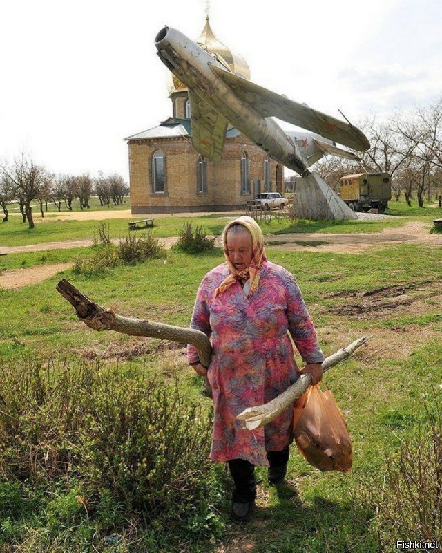 Очень сильные фото есть. Отражающие сегодняшнее положение дел.
Люди потеряли страну, потеряли уверенность в завтрашнем дне. А в замен? Взамен получили безнадегу, мракобесие, ложь, лицемерие.
Нет, я не топлю за совок. Но считаю что в союзе было больше плюсов чем в нынешней бесовской России.