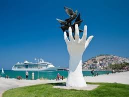 Эко вас голубями торкнуло, случайно не поклевали? А голубиная почта и не только? Да во многих странах есть памятники голубям, даже в Москве!