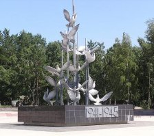 Эко вас голубями торкнуло, случайно не поклевали? А голубиная почта и не только? Да во многих странах есть памятники голубям, даже в Москве!