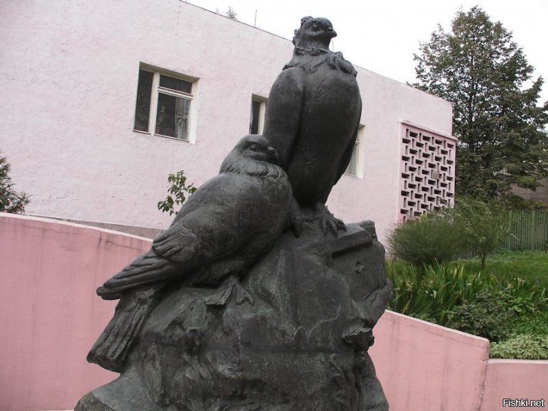 Эко вас голубями торкнуло, случайно не поклевали? А голубиная почта и не только? Да во многих странах есть памятники голубям, даже в Москве!