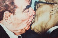 Гифки с поцелуями