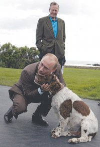 А я опубликую фото целования собаки Буша-старшего.  Нет, не собаки Буша, а его пса.