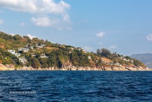 Вот, пожалуй, одно из немногих мест на Пхукете, где отличные виды как с берега так и с моря. Золотая Миля на Камале. Пляжей нет за ненадобностью, но уединенность, тищина и шикарные виды стоят того чтобы там жить ))
