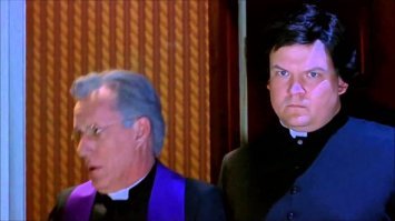 Кошка не хочет отдавать хозяйке украденный кусок пиццы