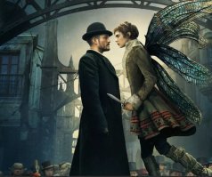 Понравился фэнтезийный сериал 2019 года "Карнивал Роу", где Блум играет одну из главных ролей - детектива-полукровку альтернативной викторианской эпохи. Охотно посмотрю второй сезон