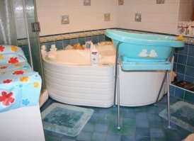 Практически все эти вещи есть в обиходе и продаже сегодня. Разве что оцинкованные тазики и корыта заменили пластиковыми. В каждом доме есть тазик, а где новорождённые, там и корыто для купания, только теперь оно модернизировано.Хрусталь всегда выигрышнее на столе, нежели дешевое стекло и фаянс. Креманки тоже никто не отменял, как и десерты.Молочные бутылки сохранили ту же форму, только стали пластиковыми.А в бане без тазика не обойтись.