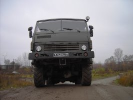 ну и чё, мы в ДОСААФе когда учились тоже нечто подобное было, полигон, брод, буксировка. Виртуозить конечно нам не давали как на этом видео но навык получили что надо, 20 лет без ДТП!