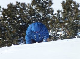На самом деле, за сутки спокойно можно пройти без особой нагрузки. По собственному опыту, у меня по снегу целине, глубиной около 1,5-2 метра восхождение и спуск, 10 км туда и обратно, заняло 6 часов.