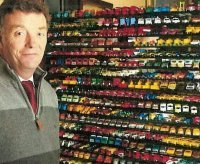 Спорить с новостью, как с таковой, не буду... но...

"миниатюры масштаба 1: 75" по первому же фото (если она имеет хоть какое-то отношение к посту) отчетливо видно, что все модели различны по масштабу...



И ещё один нюанс: если речь идет о машинках компании Matchbox, то стоит учитывать, что исполнялись они в примерно схожих по габариту размерах, но масштабы между собой не идентичны от машинки к машинке))