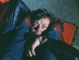 Шокирующая гибкость: гимнастка показала, как можно путешествовать в самолете, закинув ноги за голову   