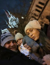 А почему самка орангутана в шапке?