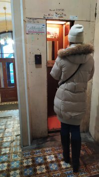 А я наткнулся на вот такой лифт, мне в него входить только боком и втянув живот.