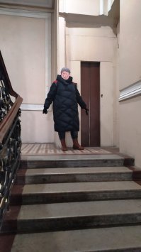 А я наткнулся на вот такой лифт, мне в него входить только боком и втянув живот.