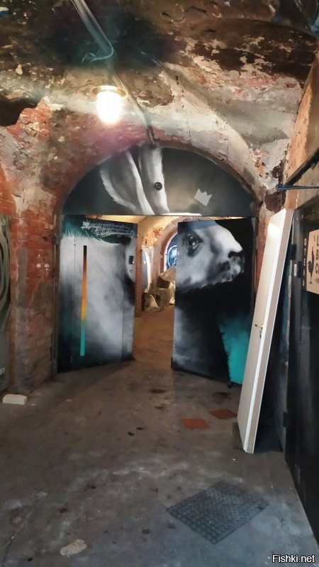 Вот еще Питерский дворик. Не колодец, но очень необычный. Вход в арку (или подворотню, не знаю, как правильно сформулировать), упираешься в "ухо", поворачиваешь направо и... с левой стороны кафе с пиццей и пивом, прямо - интересный магазинчик, а с правой стороны маленький кинотеатр мест на 20. На последнем фото репертуар этого кинотеатра. Весь двор метров 60 квадратных. Люблю Питер, езжу туда каждый год недели на две (но жить в нем не готов)