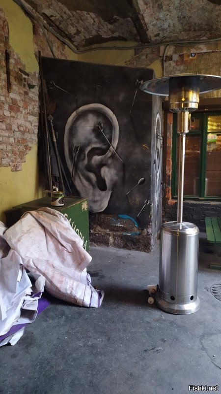 Вот еще Питерский дворик. Не колодец, но очень необычный. Вход в арку (или подворотню, не знаю, как правильно сформулировать), упираешься в "ухо", поворачиваешь направо и... с левой стороны кафе с пиццей и пивом, прямо - интересный магазинчик, а с правой стороны маленький кинотеатр мест на 20. На последнем фото репертуар этого кинотеатра. Весь двор метров 60 квадратных. Люблю Питер, езжу туда каждый год недели на две (но жить в нем не готов)