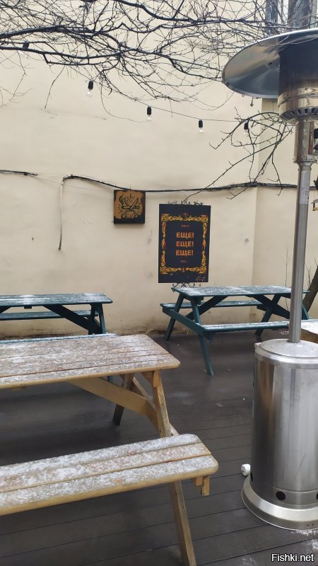 Вот еще Питерский дворик. Не колодец, но очень необычный. Вход в арку (или подворотню, не знаю, как правильно сформулировать), упираешься в "ухо", поворачиваешь направо и... с левой стороны кафе с пиццей и пивом, прямо - интересный магазинчик, а с правой стороны маленький кинотеатр мест на 20. На последнем фото репертуар этого кинотеатра. Весь двор метров 60 квадратных. Люблю Питер, езжу туда каждый год недели на две (но жить в нем не готов)