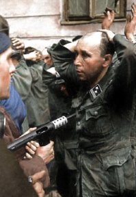 Истинный ариец. Белокурая бестия.. Хотя, вполне возможно, этот пленный из грязного сброда под командованием Каминского.