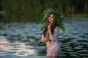 Я бы поймал ее венок :) Свечки правда лучше задуть :) Дурные взгляды будут :)