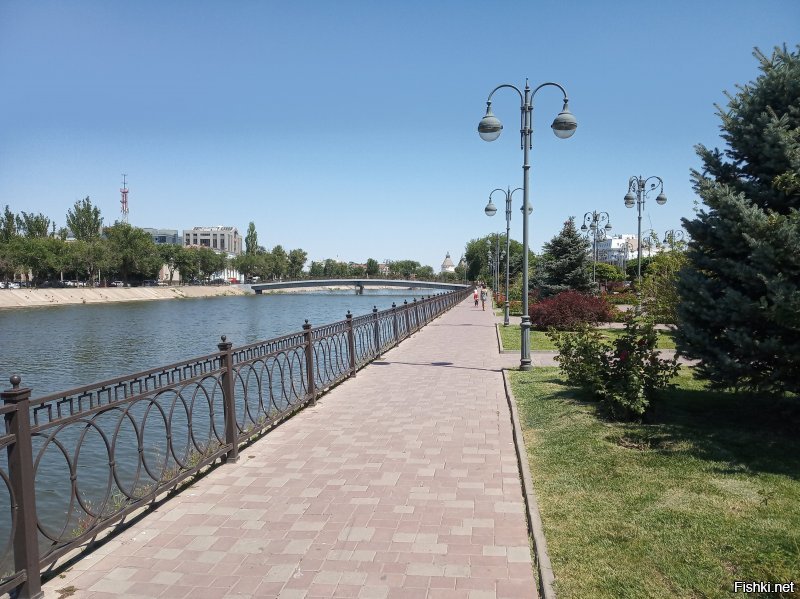 Немного то же добавлю про Астрахань)
У меня с супругой такой принцип, фигли мотаться на зарубежные юга, если и у нас достаточно мест которые мы еще не видели. И вот следуя этому принципу мы брали отпуска на наше побережье Чёрного моря. И так каждый отпуск, но по разным местам. В итоге посетили все курорты от Сухума до Севастополя. И вот этим прошедшим летом я говорю своей благоверной:
- Ну что всё? Вродь уже везде были, может теперь посетим хотя бы Турцию или Египет, а она мне в ответ...
- А ты в Астрахани был?
- Нет отвечаю, да и не курортный это город по моему
- А она мне в ответ, а давай съездим, глянем...
Так я увидел Астрахань)
Ну и немного фото.
П.С. Астрахань которую увидел как турист)