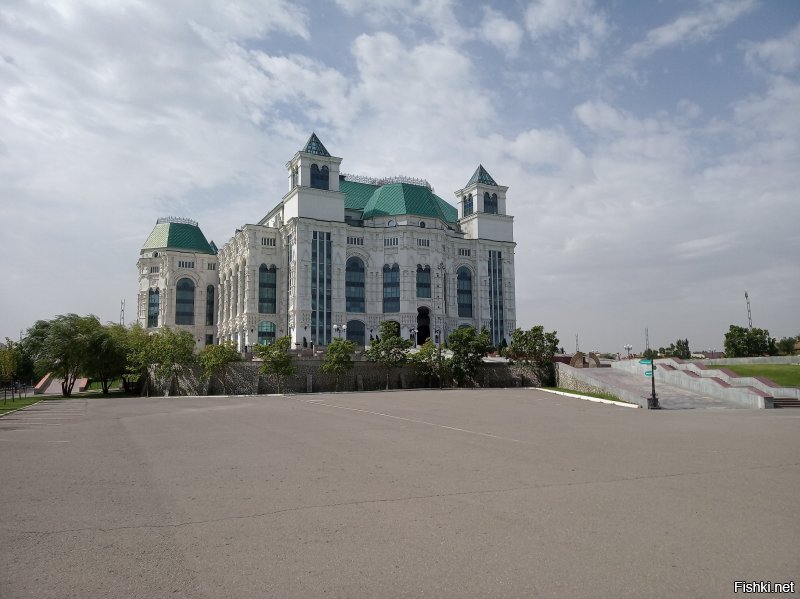 Немного то же добавлю про Астрахань)
У меня с супругой такой принцип, фигли мотаться на зарубежные юга, если и у нас достаточно мест которые мы еще не видели. И вот следуя этому принципу мы брали отпуска на наше побережье Чёрного моря. И так каждый отпуск, но по разным местам. В итоге посетили все курорты от Сухума до Севастополя. И вот этим прошедшим летом я говорю своей благоверной:
- Ну что всё? Вродь уже везде были, может теперь посетим хотя бы Турцию или Египет, а она мне в ответ...
- А ты в Астрахани был?
- Нет отвечаю, да и не курортный это город по моему
- А она мне в ответ, а давай съездим, глянем...
Так я увидел Астрахань)
Ну и немного фото.
П.С. Астрахань которую увидел как турист)