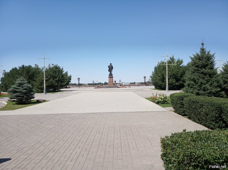 Немного то же добавлю про Астрахань)
У меня с супругой такой принцип, фигли мотаться на зарубежные юга, если и у нас достаточно мест которые мы еще не видели. И вот следуя этому принципу мы брали отпуска на наше побережье Чёрного моря. И так каждый отпуск, но по разным местам. В итоге посетили все курорты от Сухума до Севастополя. И вот этим прошедшим летом я говорю своей благоверной:
- Ну что всё? Вродь уже везде были, может теперь посетим хотя бы Турцию или Египет, а она мне в ответ...
- А ты в Астрахани был?
- Нет отвечаю, да и не курортный это город по моему
- А она мне в ответ, а давай съездим, глянем...
Так я увидел Астрахань)
Ну и немного фото.
П.С. Астрахань которую увидел как турист)