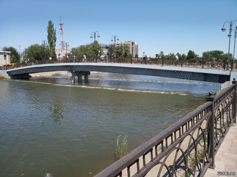 Немного то же добавлю про Астрахань)
У меня с супругой такой принцип, фигли мотаться на зарубежные юга, если и у нас достаточно мест которые мы еще не видели. И вот следуя этому принципу мы брали отпуска на наше побережье Чёрного моря. И так каждый отпуск, но по разным местам. В итоге посетили все курорты от Сухума до Севастополя. И вот этим прошедшим летом я говорю своей благоверной:
- Ну что всё? Вродь уже везде были, может теперь посетим хотя бы Турцию или Египет, а она мне в ответ...
- А ты в Астрахани был?
- Нет отвечаю, да и не курортный это город по моему
- А она мне в ответ, а давай съездим, глянем...
Так я увидел Астрахань)
Ну и немного фото.
П.С. Астрахань которую увидел как турист)