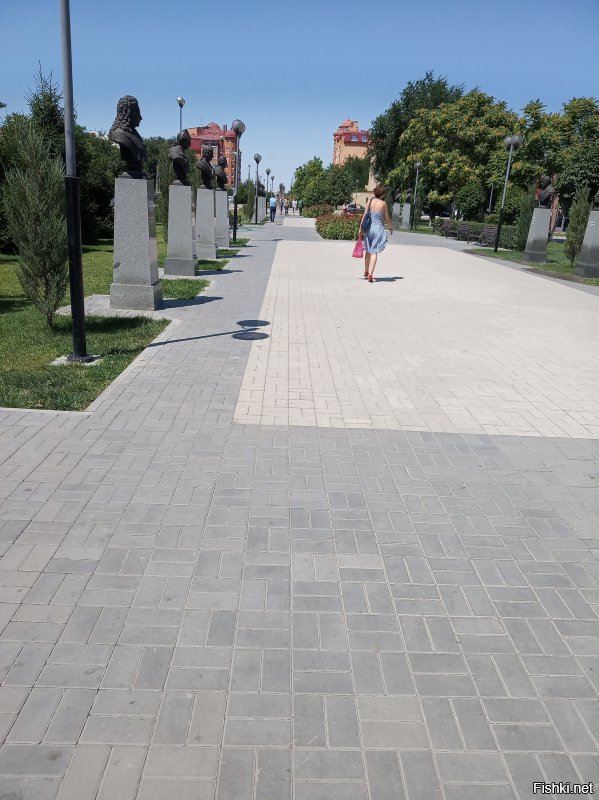 Немного то же добавлю про Астрахань)
У меня с супругой такой принцип, фигли мотаться на зарубежные юга, если и у нас достаточно мест которые мы еще не видели. И вот следуя этому принципу мы брали отпуска на наше побережье Чёрного моря. И так каждый отпуск, но по разным местам. В итоге посетили все курорты от Сухума до Севастополя. И вот этим прошедшим летом я говорю своей благоверной:
- Ну что всё? Вродь уже везде были, может теперь посетим хотя бы Турцию или Египет, а она мне в ответ...
- А ты в Астрахани был?
- Нет отвечаю, да и не курортный это город по моему
- А она мне в ответ, а давай съездим, глянем...
Так я увидел Астрахань)
Ну и немного фото.
П.С. Астрахань которую увидел как турист)