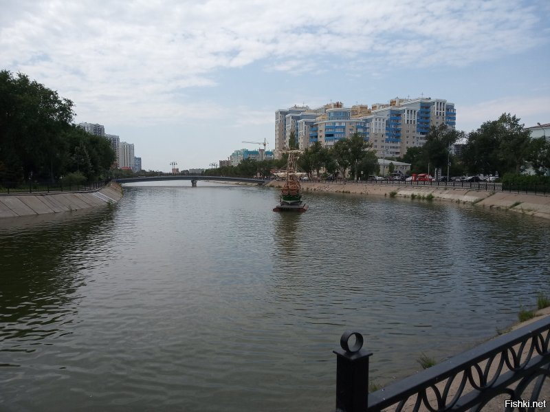 Немного то же добавлю про Астрахань)
У меня с супругой такой принцип, фигли мотаться на зарубежные юга, если и у нас достаточно мест которые мы еще не видели. И вот следуя этому принципу мы брали отпуска на наше побережье Чёрного моря. И так каждый отпуск, но по разным местам. В итоге посетили все курорты от Сухума до Севастополя. И вот этим прошедшим летом я говорю своей благоверной:
- Ну что всё? Вродь уже везде были, может теперь посетим хотя бы Турцию или Египет, а она мне в ответ...
- А ты в Астрахани был?
- Нет отвечаю, да и не курортный это город по моему
- А она мне в ответ, а давай съездим, глянем...
Так я увидел Астрахань)
Ну и немного фото.
П.С. Астрахань которую увидел как турист)