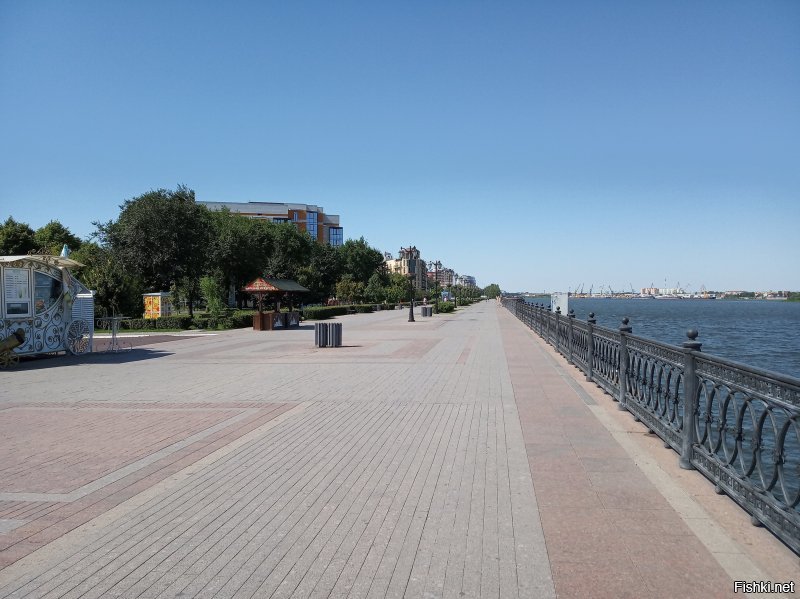 Немного то же добавлю про Астрахань)
У меня с супругой такой принцип, фигли мотаться на зарубежные юга, если и у нас достаточно мест которые мы еще не видели. И вот следуя этому принципу мы брали отпуска на наше побережье Чёрного моря. И так каждый отпуск, но по разным местам. В итоге посетили все курорты от Сухума до Севастополя. И вот этим прошедшим летом я говорю своей благоверной:
- Ну что всё? Вродь уже везде были, может теперь посетим хотя бы Турцию или Египет, а она мне в ответ...
- А ты в Астрахани был?
- Нет отвечаю, да и не курортный это город по моему
- А она мне в ответ, а давай съездим, глянем...
Так я увидел Астрахань)
Ну и немного фото.
П.С. Астрахань которую увидел как турист)