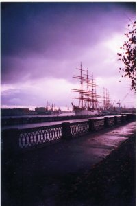 Вот я фотографировал "Мир" и "Седов" на мыльницу в 2010 году.  Никаких фильтров, за 10 минут до грозы.