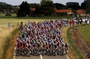 "Всегда предпочитаю идти впереди пелотона"... 
Вот услышат заморское слово, а потом пихают его куда не попадя, не понимая смысла... 
Они шли вереницей, а не пелотоном. Пелотон с французского рой или клубок. Это велосипедисты едут пелотоном - толпой, по нашему...