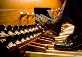 Это, наверное, супер-рояль, тут нужно два специалиста: один по рукам, другой по ногам, иначе не справишься.