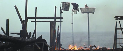 Вспомнился любимый фильм моего детства. Правда, там Пьер Ришар и Джейн Биркин спасались от пожара в ванне))