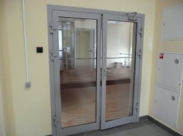 Почему? На фото к примеру противодымная дверь