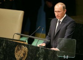 И че? Даже серьезные дяди-политики используют шпаргалки. Телесуфлеры называются. Вот Вова толкает речь в ООН и поглядывает влево на стеклянный экран. Там для него Песков показывает шпаргалку, что ему надо говорить.