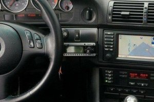 Такие машины так дорого стоят лишь по причине своей абсолютной оригинальности. Самое главное в них, это отсутствие колхоза, тем более грубого. А тут что? Вторую говнитолу с блутусом вклячили? Вы серьёзно?