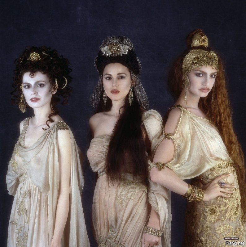 Беллуччи в образе лярвы с подругами из фильма "Дракула". 1992 год.