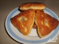 Живу в Челябинске, недалеко от Башкирии. У нас беляши треугольной формы 
Как то был в Казани, там один местный посоветовал мне попробовать пермячи. По названию не мог понять, что это такое)). Оказалось, что это просто беляши круглой формы))). И еще оказывается есть разница между беляшами славянскими и мусульманскими. В славянских в муку добавляется яйцо, а в говяжий фарш добавляется свинина.