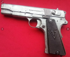 Поначалу подумал... откуда Colt 1911. Начал смотреть, ан нет... всё нормально, это польский пистолет VIS 35.

И судя по разным окрасам металла рамки и затвора, собранный из более ранней (из легированой стали) и более поздней (из углеродистой стали) моделей.