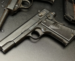 Поначалу подумал... откуда Colt 1911. Начал смотреть, ан нет... всё нормально, это польский пистолет VIS 35.

И судя по разным окрасам металла рамки и затвора, собранный из более ранней (из легированой стали) и более поздней (из углеродистой стали) моделей.