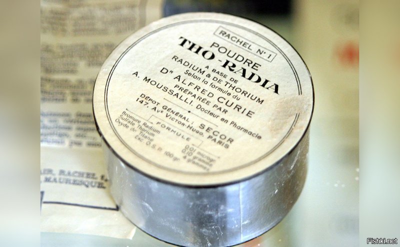 А что, официальная медицина таки идеальна?  Там залёты и бредни ещё похлеще будут, учитывая многочисленные исследования и тесты на животных и людях. 
Например ещё в первой четверти и середине 20 века(!!!) была мания радиоактивности и бум на товары с радиацией, хотя уже все прекрасно знали что такое радиация.
Вот только краткий список радиоактивных товаров, с торием, радием, ураном, ванадием:
зубные пасты, губная помада, кремы для лица, краски, специальная "лечебная" вода, пудра, карты, шоколад, презервативы и пр. 
А везде и всюду применявшиеся кокаин, морфин, героин и пр.? Детские капли с кокаином в 20-м веке? Как вам? А героин от кашля, который выпускала Bayer вплоть до 2 мировой? Выписывали чаще всего детям.
 Залётов у медицины побольше будет, а отрицательный эффект из-за массовости - намного больше. А сколько их происходит сейчас, но замалчивается? Не узнаем никогда. Но знахари просто детки по странным  методам лечения и по количеству смертей от неудач, это точно.