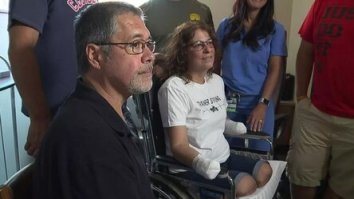 Вот вам ещё милоты с поцелуйчиками....
Американка лишилась рук и ног после того, как ее лизнула собака