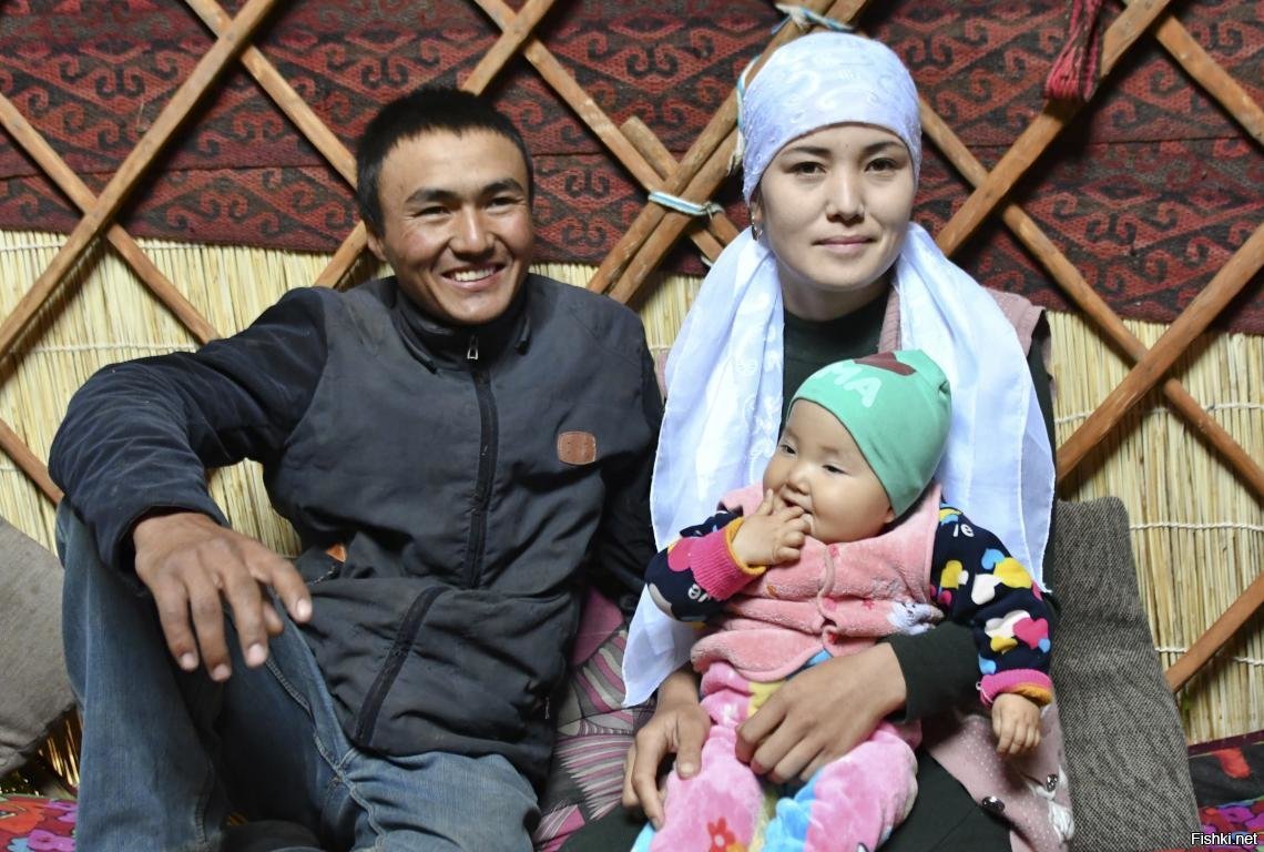Дети киргизов. Кыргызская семья. Семья кыргызов. Младенцы киргизов. Счастливая Кыргызская семья.