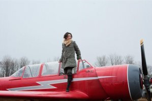 То есть, то, что она при этом летает на советском самолете, никого не смутило.