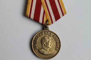 Моему отцу тоже пришлось поучаствовать в боях с японцами в 1945. Много чего интересного рассказывал.