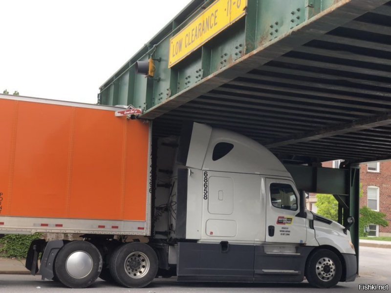 Оказывается в городе Девенпорт, штат Айова, так же существует "Пожирающий грузовики" мост. Имеется страничка на ФБ. Картинка оттуда.